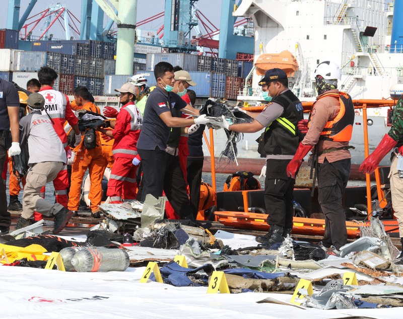 UPDATE | Accident aviatic în Indonezia. Echipele de salvare au recuperat 6 cadavre. Înainte ca avionul Lion Air să se prăbușească în mare, pilotul a raportat defecțiuni tehnice (FOTO și VIDEO)