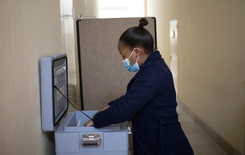 Vaccinarea cu a treia doză este „imorală” în condiţiile în care vaccinarea stagnează în Africa, acuză OMS