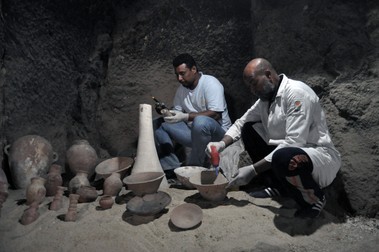 epa07513796 Egyptian archaeologists work inside the new tomb of Shedsu Djehuty in Luxor, 700km south of Cairo, Egypt, 18 April 2019. This is the new discovery of the largest tomb of "Saf" in the cemetery of Tiba for a person named Shedsu Djehuty, during archaeological excavations in the area of the arm of Abou El Naga in the western sector of Luxor. EPA-EFE/STR