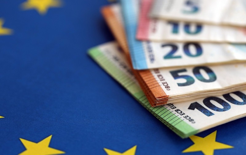 Bancnote euro pe steagul albastru al Uniunii Europene