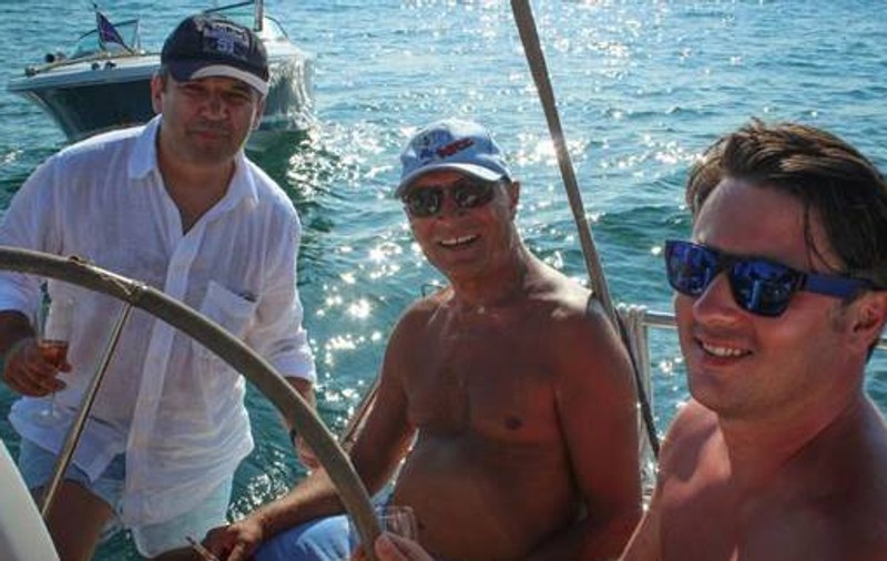 "Preşedintele nostru este STRIPPER" Vezi cine ÎL DESFIINŢEAZĂ pe Traian Băsescu!