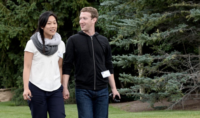 Mark Zuckerberg, alături de soția sa, Priscilla Chan
