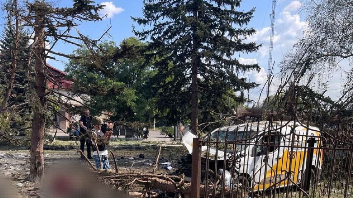 Imagini din Iarovaia, Ucraina, unde o bomba a ucis mai multi pensionari, cadavrele intinse pe jos blurate, si masina postei in dreapta