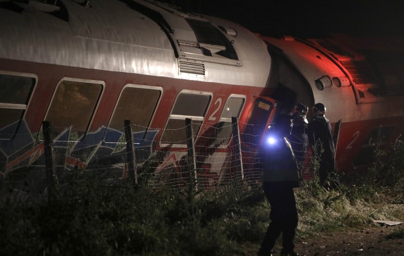 Accident feroviar în Grecia, soldat cu cel puțin patru morți. Un vagon al trenului deraiat s-a prăbușit peste o casă | VIDEO