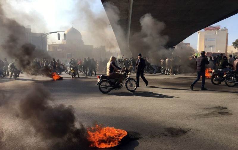 O revoltă spontană zguduie Iranul. Ce a alimentat furia protestatarilor din zeci de orașe ale țării