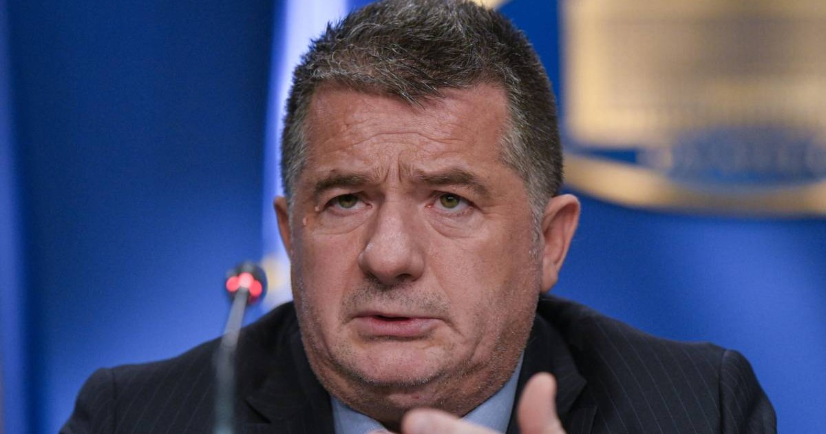 Traian Preoteasa, directorul CFR Călători în timpul unei conferințe de presă la Palatul Victoria