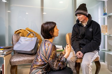 Mihaela (dreapta) și Alina Botezatu (stânga), de la NaviMED, o asociație aﬁliată MagiCAMP, înﬁințată pentru a sprijini pacienţii cu afecțiuni severe