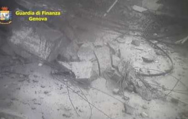 VIDEO / Imagini nemaivăzute cu momentul în care podul din Genova se prăbușește