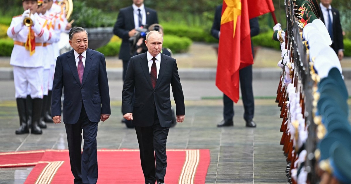 Vladimir Putin (stânga), alături de președintele vietnamez To Lam Foto: Profimedia
