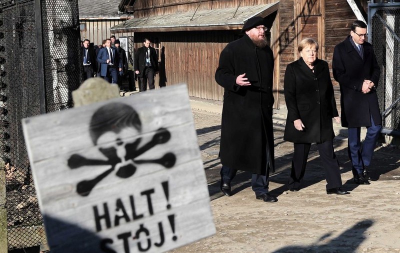 VIDEO | Angela Merkel a vizitat prima oară lagărul de la Auschwitz. Cancelarul german și-a exprimat „rușinea profundă”