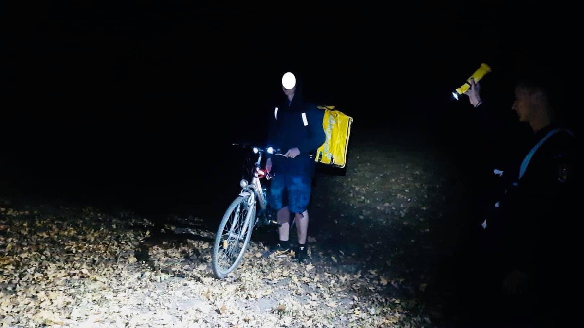 Un curier pe bicicletă s-a rătăcit într-o pădure din Timișoara. Voia să ajungă mai repede la livrare, dar a rămas fără baterie la telefon