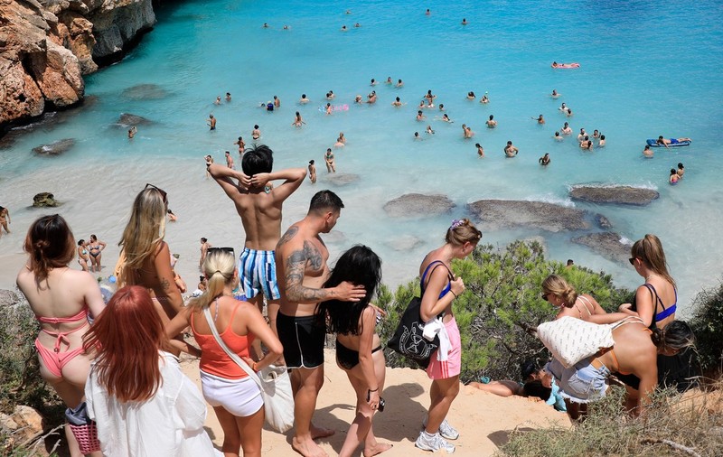 „Atenție, cad pietre” și „sunt meduze periculoase”. Spaniolii încearcă să alunge turiștii de pe plaje cu afișe cu probleme false