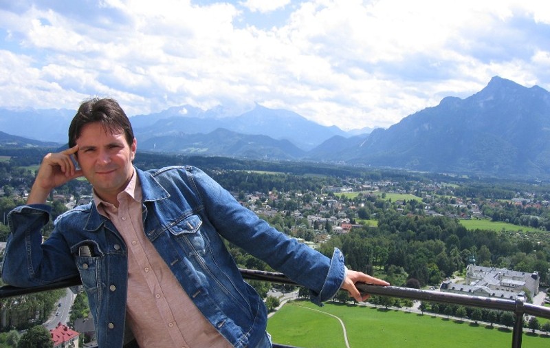 Iată cum se culturalizează  Daniel Buzdugan în concediu!
