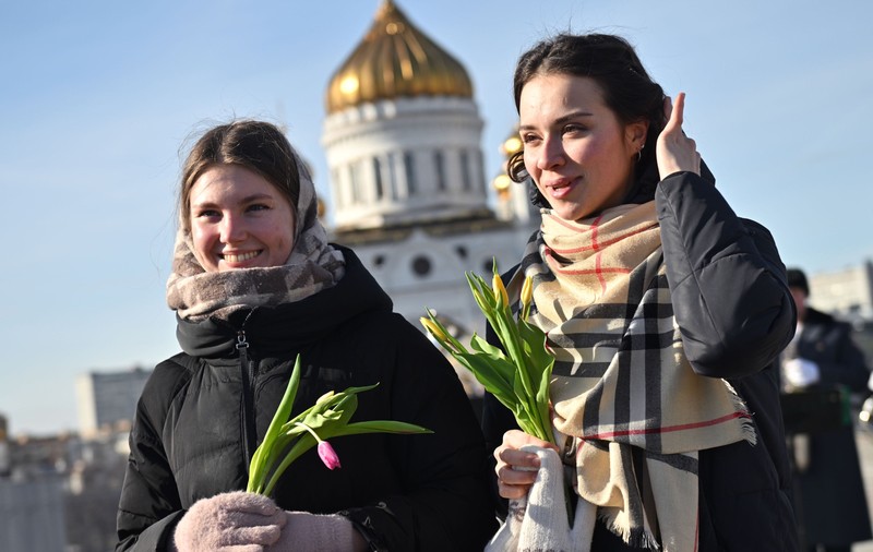 Familiile tinere din regiunea rusă Voronej primesc bani dacă fac al treilea copil. Ce valoare are „bonusul de naștere”
