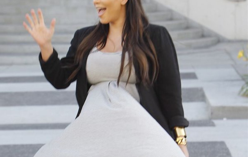 Uite ce se întâmplă când te îmbraci total pe dos! Vântul i-a pus poalele în cap lui Kim Kardashian! | FOTO