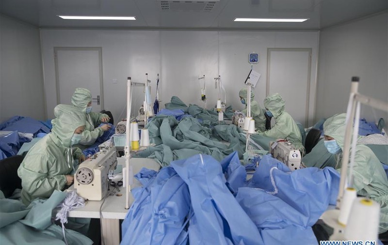 Chinezii confecționează costume de protecție împotriva epidemei cu noul coronavirus