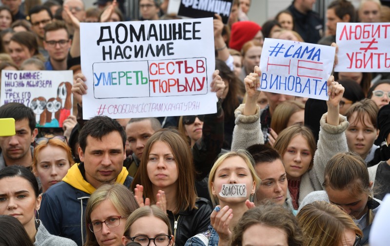 Rușii ies în stradă pentru a salva de închisoare trei surori care și-au ucis tatăl ce le-a bătut și abuzat sexual. Autoritățile nu au intervenit deși aveau semnale legate de abuzuri