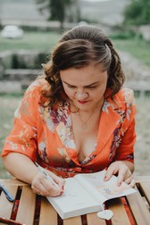 Amalia Nicola dând autografe. Foto: Căsuța Armonia