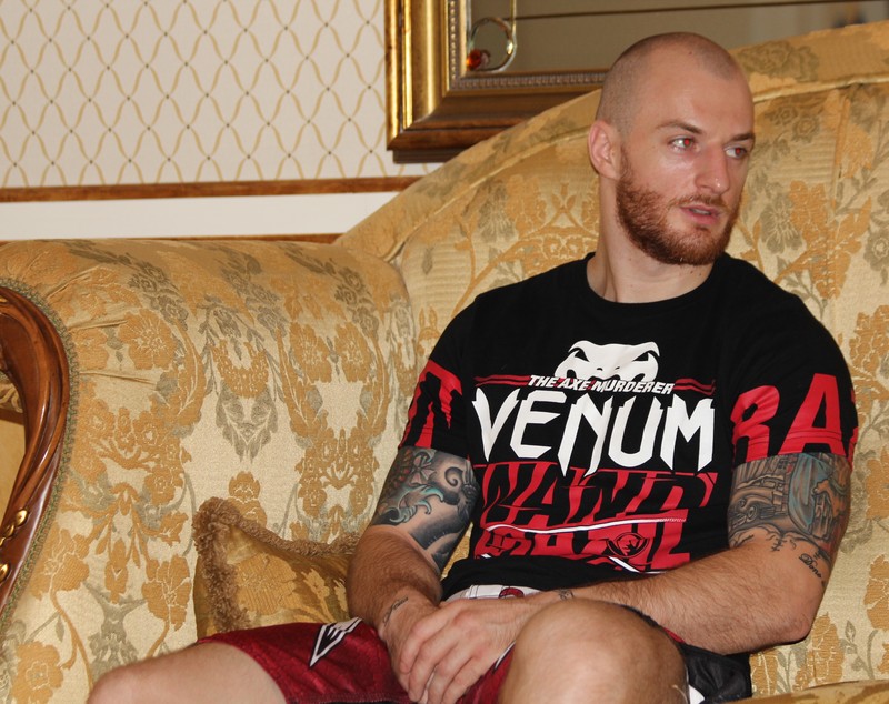 Superkombat Constanța: Un polițist tatuat peste tot urcă în ring să dea bătaie la greu