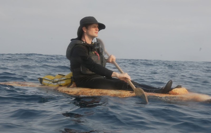Un bărbat navighează zeci de kilometri într-un caiac făcut din ciuperci: „Alternativă ecologică pentru plastic” | VIDEO