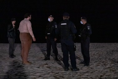 După ora de închidere, jandarmii au rămas singuri pe plajă