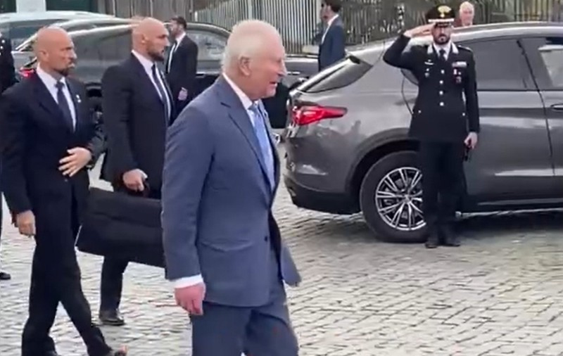 Misterul valizei negre. Ce poartă în servietă bodyguardul regelui Charles și de ce stă mereu la doar câțiva pași de monarh