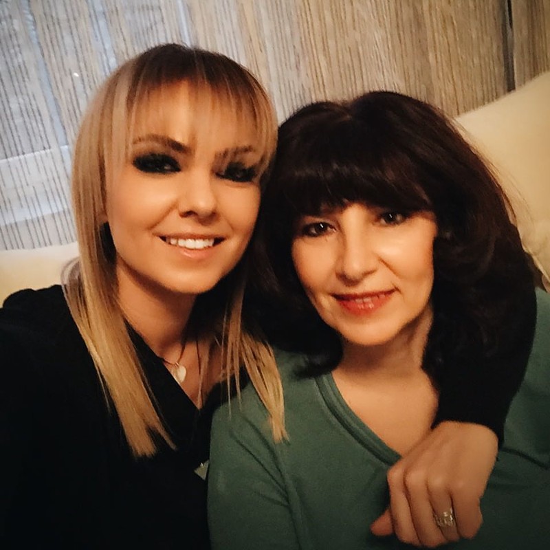 Ce mamă frumoasă are Roxana Ionescu. "Mama Natură" are cu cine semăna