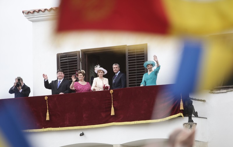 VIDEO/ 10 mai, la Palatul Elisabeta. Ținute de prințese, înghionteli la șampanie și regrete pentru țară: „Fără monarhie, nu vom avea liniște”