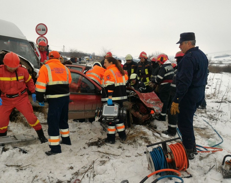 Un mort și două persoane încarcerate într-un accident în Vaslui în care a fost implicat un microbuz cu 10 călători/FOTO