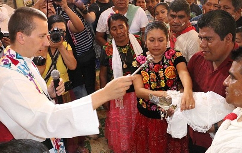Un primar s-a căsătorit cu un crocodil pentru a aduce noroc comunității sale