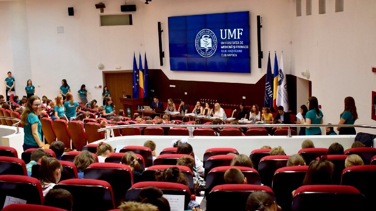 Sala a universității de Medicină și Farmacie Iului Hațieganu din Cluj Napoca - plină de studenți