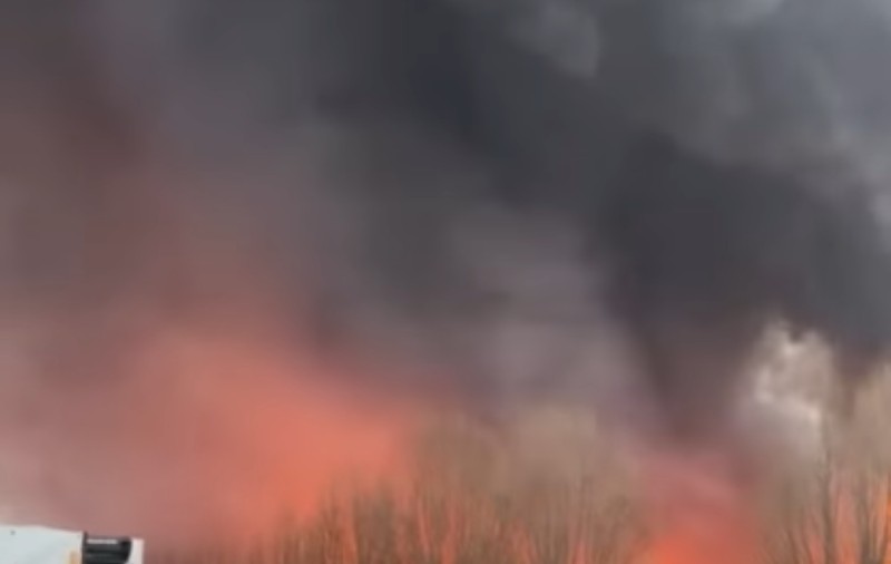Incendiu puternic în Craiova, unde arde un depozit de materiale de construcții. Mesaj RO-ALERT, emis din cauza degajărilor mari de fum