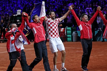 epa07189278 Marin Cilic (C) of Croatia celebrates with his team after winning his single match against Lucas Pouille of France at the Davis Cup Final between France and Croatia at the Pierre Mauroy Stadium in Villeneuve-d'Ascq, near Lille, France, 25 November 2018. EPA-EFE/YOAN VALAT