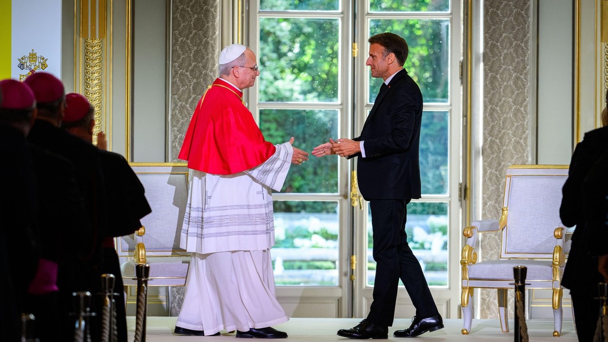 Papa Leon al XIV-lea, primit de Emmanuel Macron la Palatul Elysee Sursa foto: Profimedia