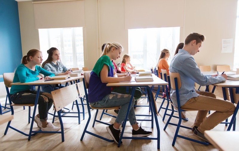 Examenul de BAC la Română 2025 are loc astăzi. Aproximativ 108.000 de elevi trec prin prima probă scrisă