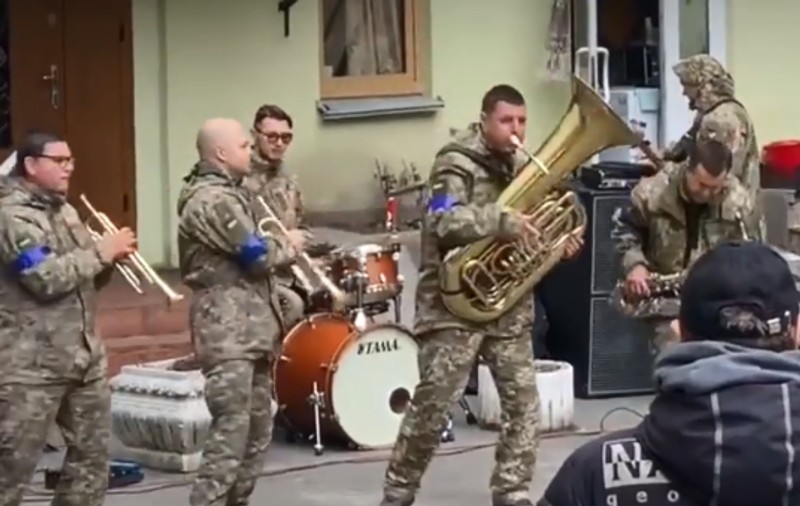 Soldați din fanfara armatei ucrainene, concert printre blocurile afectate de bombardamente din Kiev