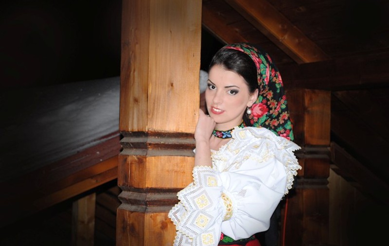 Maria Luiza Mih îşi apretează cămaşa cu fixativ