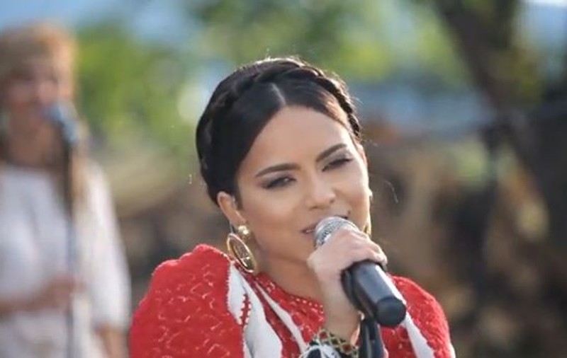 Inna, aşa cum nu ai mai văzut-o, în IE şi CIZME de CAUCIUC! Îţi place cum îi stă?