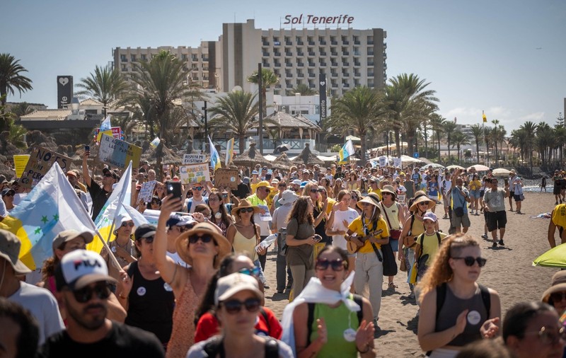 Turiștii străini din Tenerife, goniți de localnicii deranjați de turismul excesiv: „Nu avem paturi suficiente pentru toți" | VIDEO