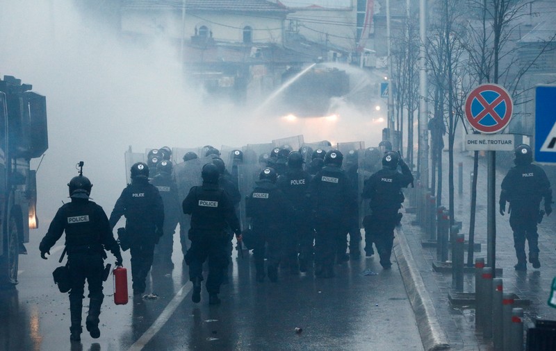 Explozii și focuri de armă în Kosovo, în fața unui complex unde trebuia să meargă premierul sârb