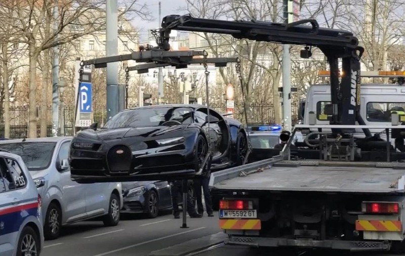 Un șofer din Austria a rămas fără permis 10 ani și fără un Bugatti Chiron de 3.500.000 de dolari după ce a condus cu 122 km/h