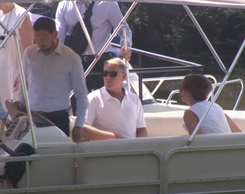 Klaus Iohannis, în vizită în Delta Dunării. Șeful statului și soția sa, Carmen, au făcut o plimbare cu barca