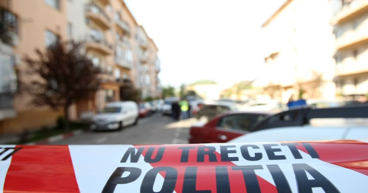 Doi tineri din Ploiești au fost prinși la furat în Pitești. Bandă alb-roșie, pe care scrie "Nu treceți, Poliția!"