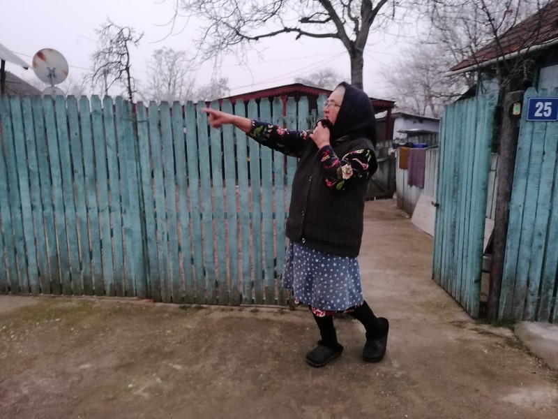 Doamna Tita, născută şi crescută în Paris, ne arată flora locală
