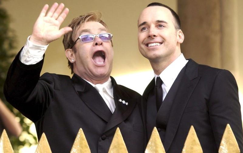 Elton John şi iubitul său îşi vând hainele în scop caritabil