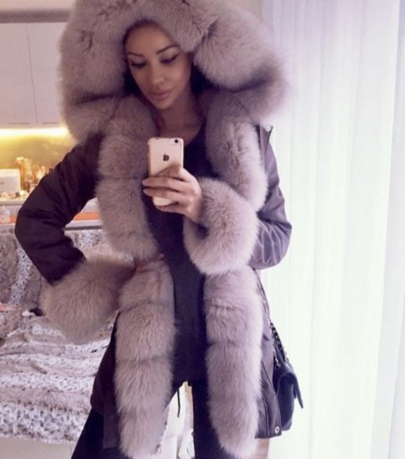 Iulia Albu face glume pe seama Biancăi Drăgușanu.