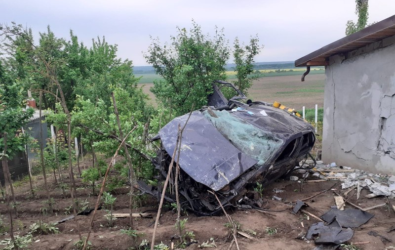 Cinci tineri care se întorceau de la discotecă, răniți grav după ce au intrat cu mașina într-o casă