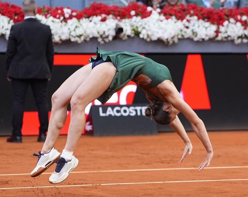 Ucraineanca Marta Kostiuk a făcut tumbe pe teren după ce a învins-o pe rusoaica Mira Andreeva în finala de la Madrid Open: nu a dat mâna cu adversara, care a plâns încontinuu