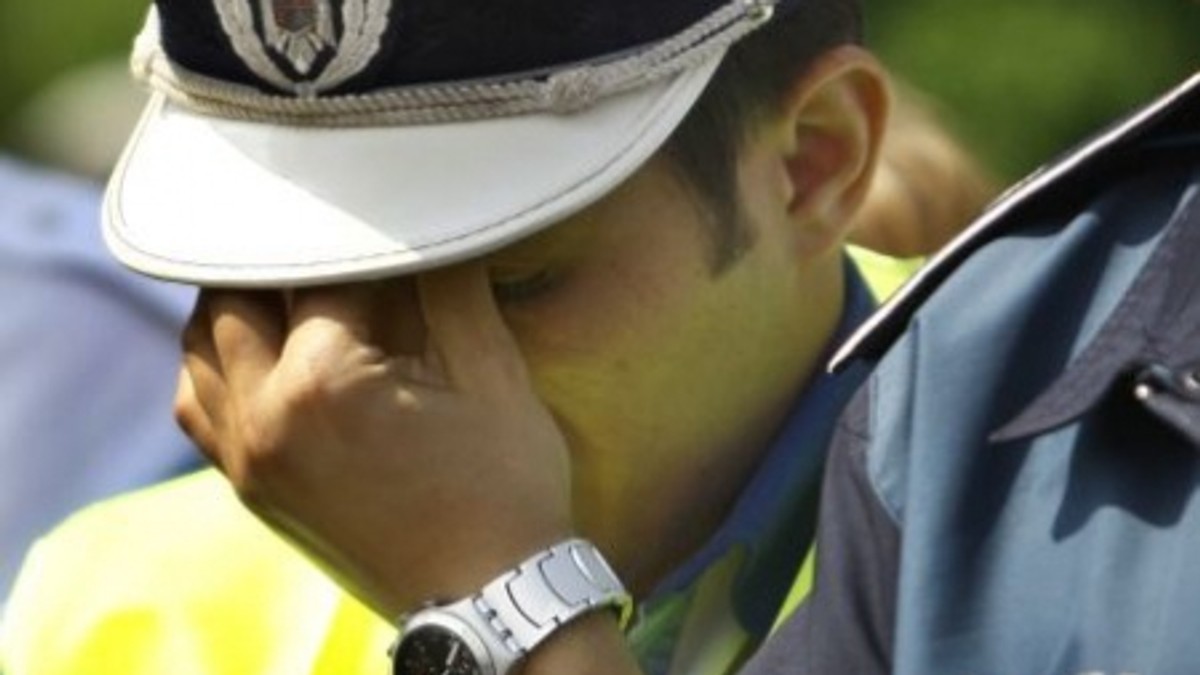Un poliţist din Vaslui a fost lovit după ce a prins trei minori care furau lucernă de pe un câmp