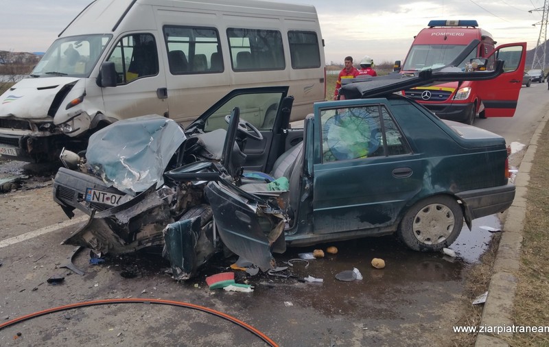 Accident în Piatra Neamț. Un șofer a murit, iar alți cinci oameni au fost răniți, după ce o mașină s-a ciocnit de un microbuz